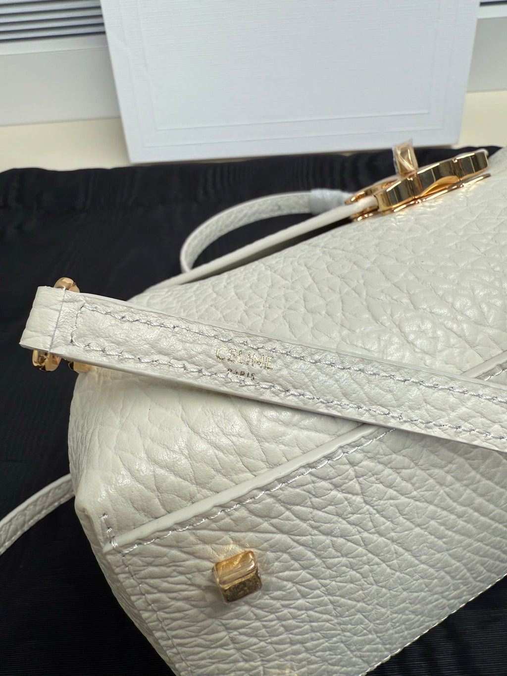 Creamy White Small Flair In Leather - 10