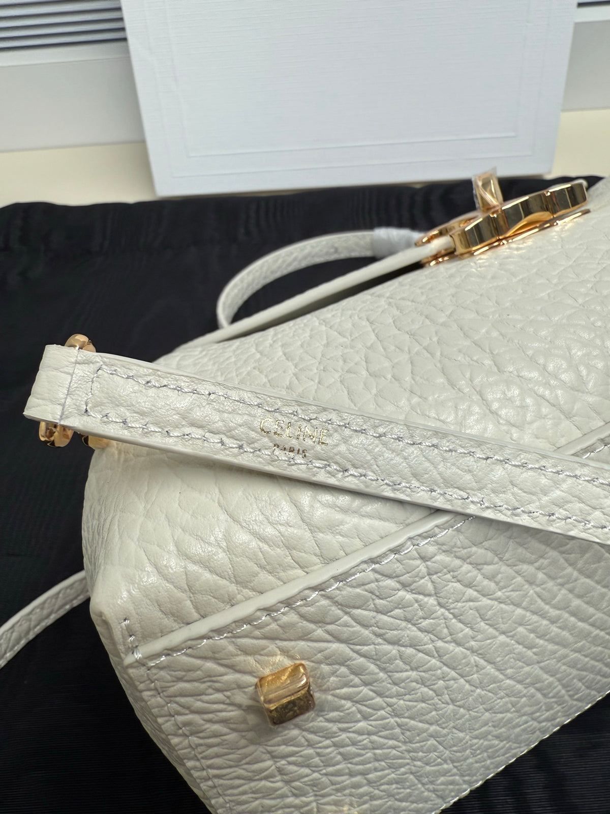 Creamy White Small Flair In Leather - 10
