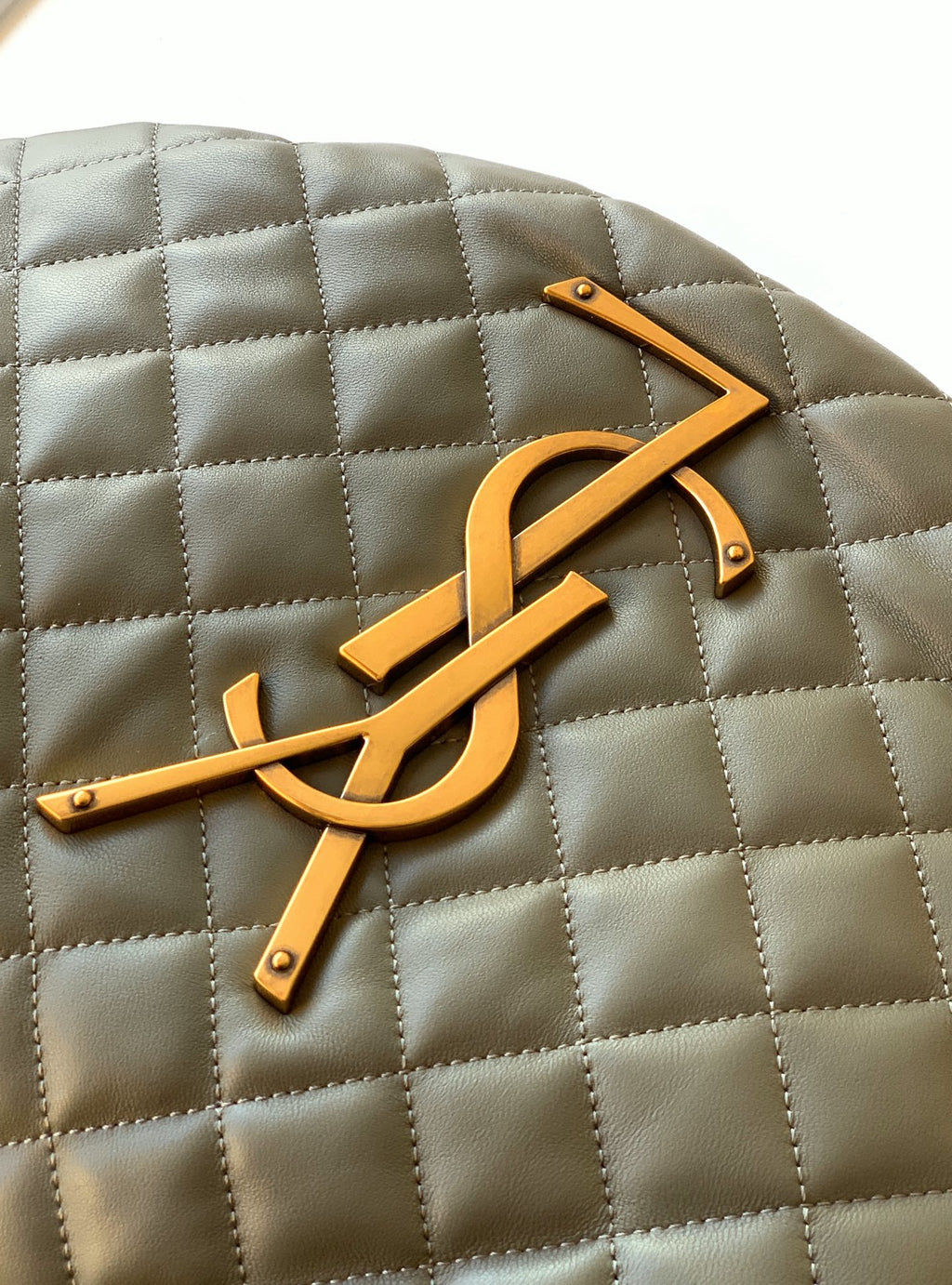 תיק הובו Icare בגימור עור מרופד מוסק בהיר