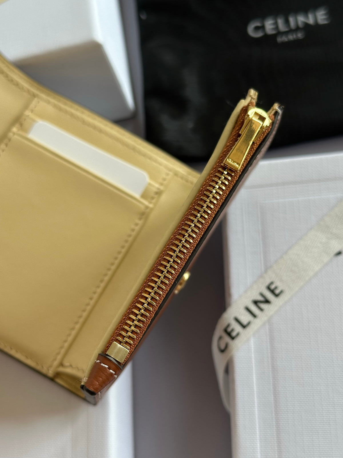 Soft Tan / Soft Cream Fine Wallet Triomphe Stamp