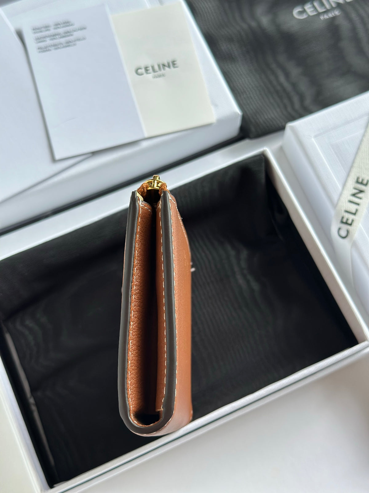 Soft Tan / Soft Cream Flat Zipped Wallet Triomphe Stamp