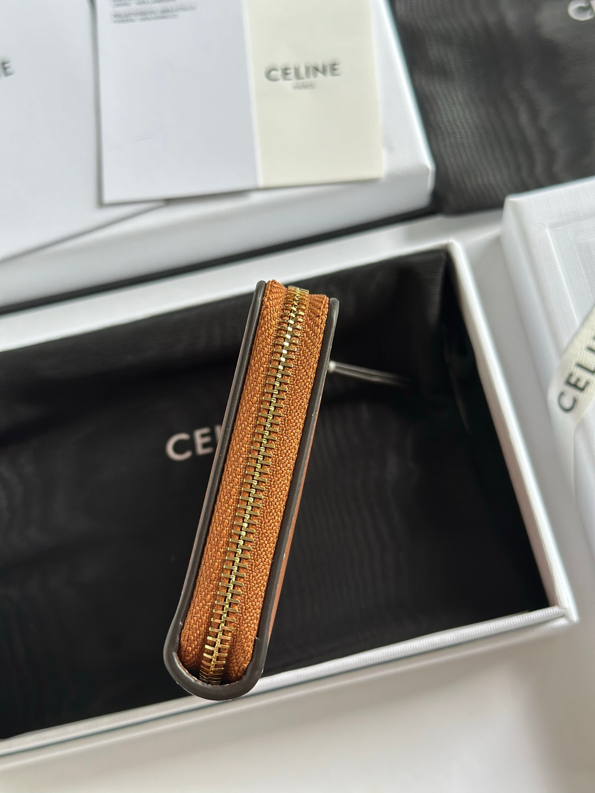 Soft Tan / Soft Cream Flat Zipped Wallet Triomphe Stamp