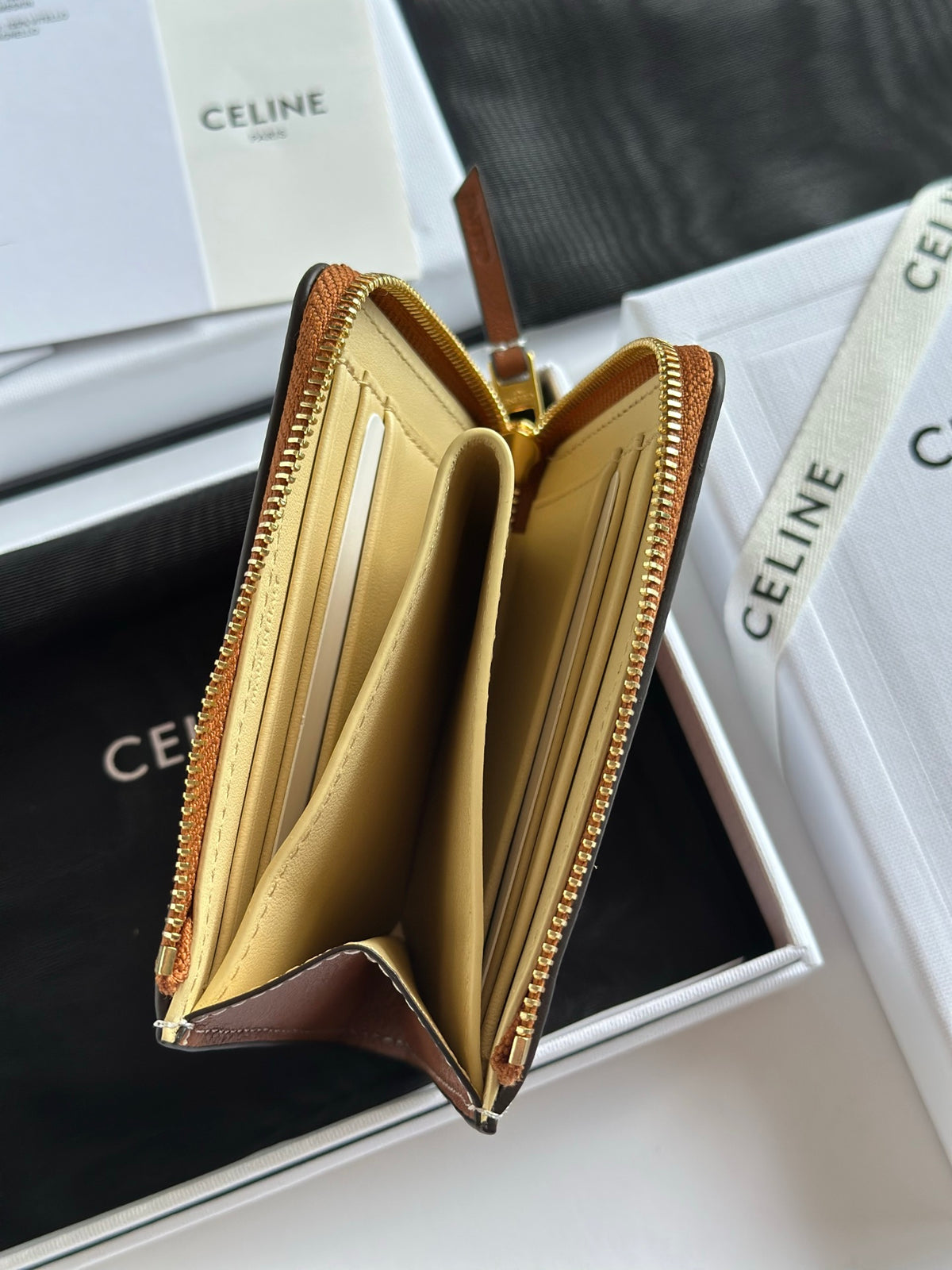 Soft Tan / Soft Cream Flat Zipped Wallet Triomphe Stamp