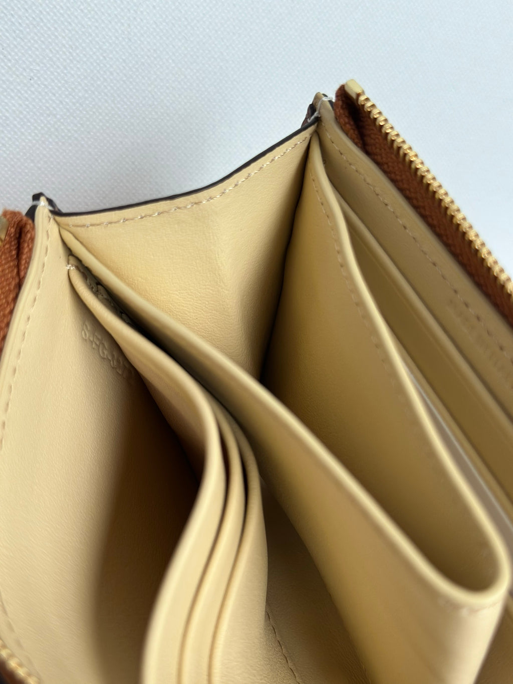 Soft Tan / Soft Cream Flat Zipped Wallet Triomphe Stamp