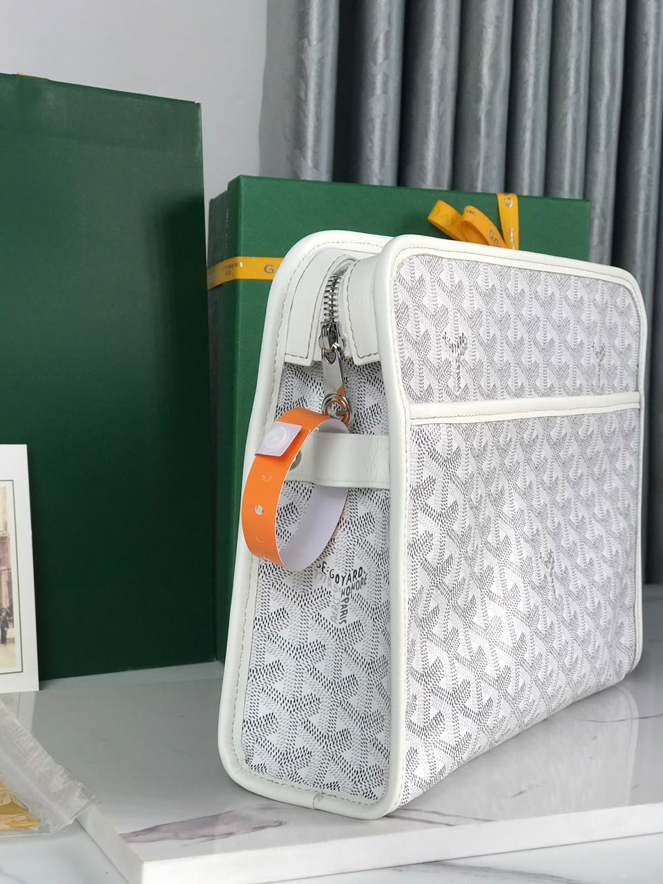 White Jouvence GM Toiletry Bag